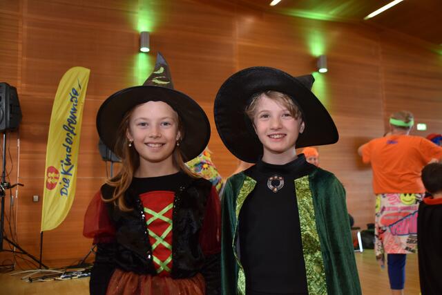 Marie und Anna tanzten als Hexen mit. | Foto: Kendlbacher/Gemeinde Rum