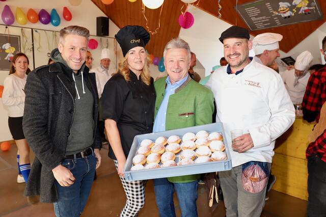 LAbg. Hubert Lang stellte sich in der Baubezirksleitung mit frischen Krapfen ein. | Foto: Alfred Mayer
