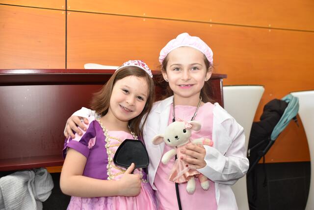 Bereit für die Faschingsparty: Nora und Mayla  | Foto: Kendlbacher/Gemeinde Rum