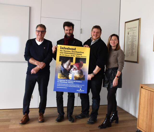 Städtepartnerschaftsbeauftragter Horst Steiner, Kulturreferent Klaus Reitberger, Vizebürgermeister Stefan Graf und Mitorganisatorin Julia Berger (v.l.) werben für den Infoabend am 29. Februar.  | Foto: Barbara Fluckinger