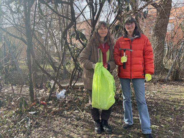 Auf ihren Missionen durch die Stadt befreien Hanni (links) und Tina (rechts) Innsbruck nicht nur von Problempflanzen, sondern auch von Müll. (Hier im Hintergrund zu sehen) | Foto: Lisa Kropiunig