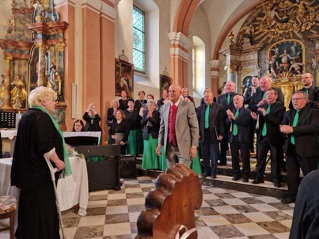 Bariton David McShane gehört quasi bereits zum Chor dazu. | Foto: Wutte