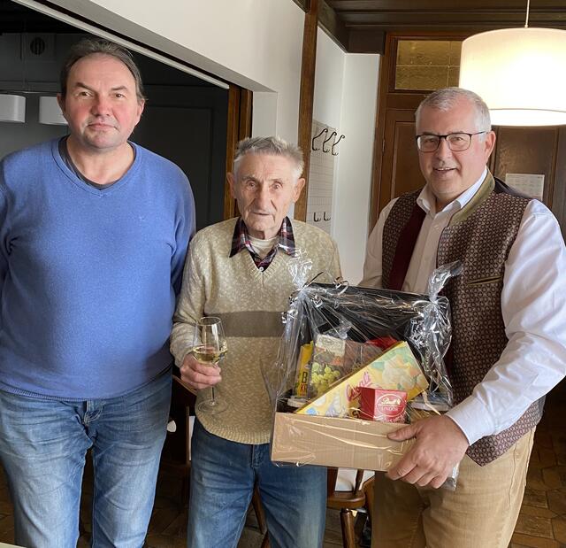 von links nach rechts: Franz Neuwirth-Endl, Jubilar Leopold Birochs u. Bgm. Franz Dam. | Foto: Marktgemeinde Absdorf