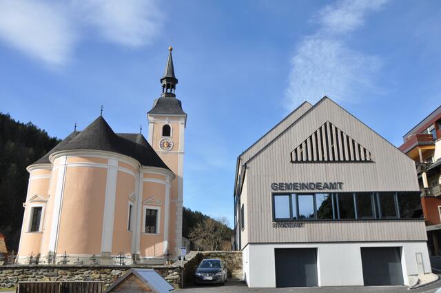 Kirche und Gemeindeamt prägen das Ortsbild von Mönichwald. 