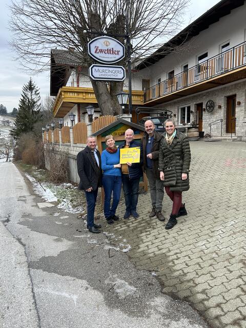 LAbg. Marlene Zeidler-Beck überreicht dem Bezirksgewinner Peter Cigler einen Gutschein vom Landgasthaus Murtinger in Breitenfurt. Vlnr.: Bgm Wolfgang Schredl, Barbara Murtinger, Gewinner Peter Cigler, Gerhard Murtinger, LAbg. Marlene Zeidler-Beck. | Foto: VP