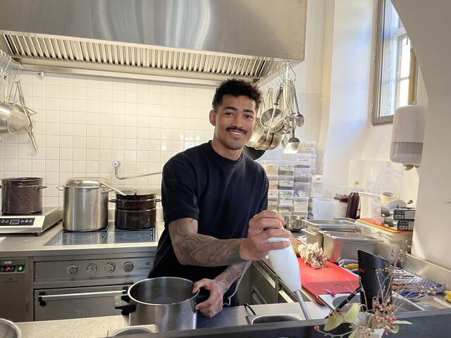 Koch Sendi Gbinia ist der Alchemist in der neuen "Cucina Alchimia" in Hietzing.  | Foto: Lisa Kammann