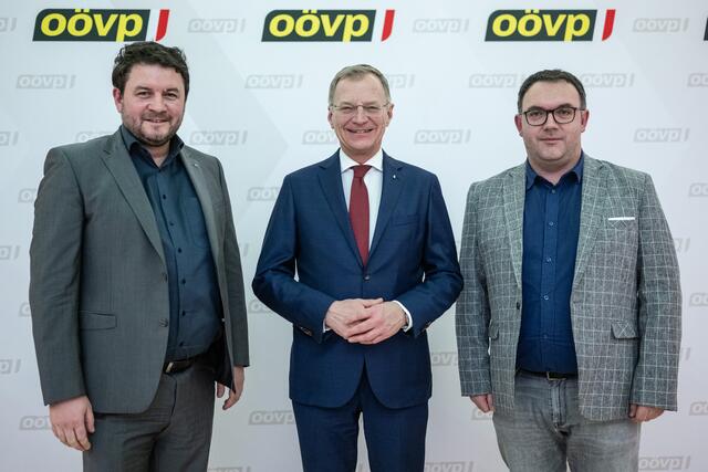 Gemeindevorstand Johannes Großruck, Landeshauptmann Thomas Stelzer und Vizebürgermeister Andreas Höfler (v. l.). | Foto: ÖVP