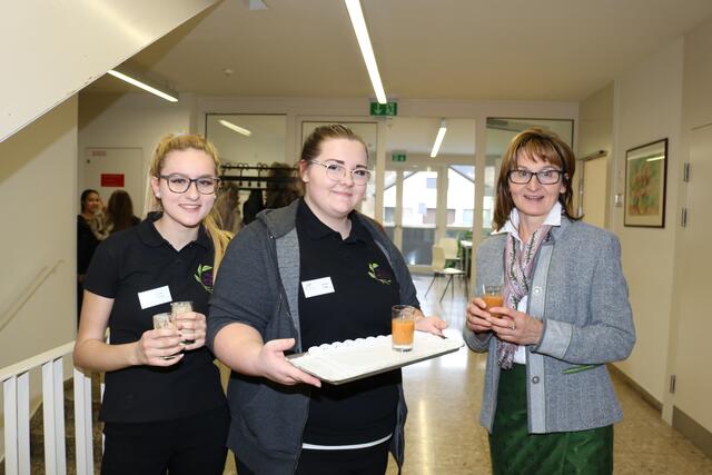 Laut Fachschul-Direktorin Margit Langmann (r.) ist der praxisbezogene Teil das Kernstück der Arbeiten. | Foto: Lederer