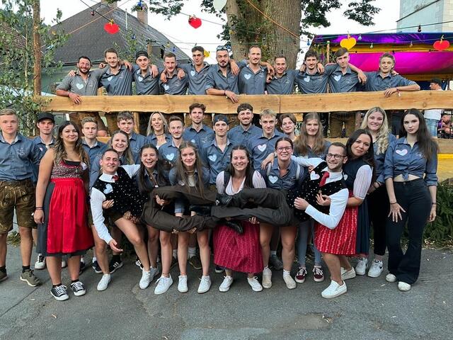 Die Molzbichler Zechgemeinschaft organisiert jährlich den Kirchtag, der viele Besucher anlockt. | Foto: Molzbichler Zechgemeinschaft