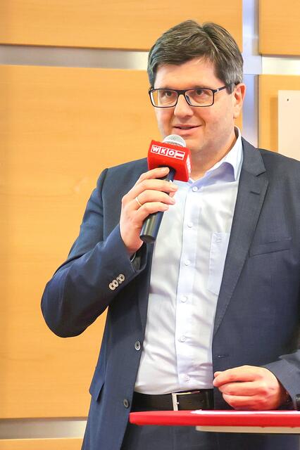 "Mit der neuen Bahntrasse erweitern wir das Einzugsgebiet für potenzielle neue Mitarbeiter“, sagt Franz Edlbauer. | Foto: WK Wels