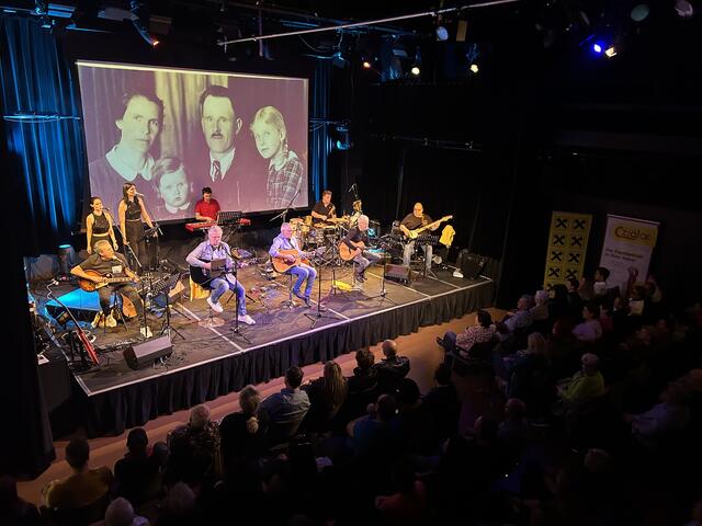 Austropop vom Allerfeinsten war auf der Zehnerhaus-Bühne angesagt.  | Foto: Klara Tischler 