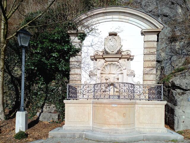 Brunnen an der Arenberg Straße  | Foto: H.Bachinger 