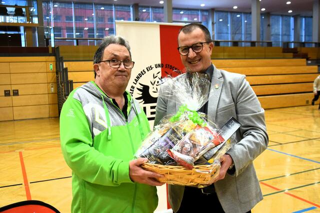 Schuldirektor Rudolf Ritzer ehrt Andi Aberger für seinen wochenlangen Einsatz an den MS Kufsteins. | Foto: Schwaighofer