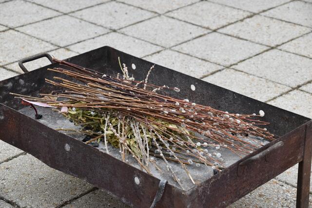 Palmkätzchen des letzten Jahres werden verbrannt. | Foto: Preineder