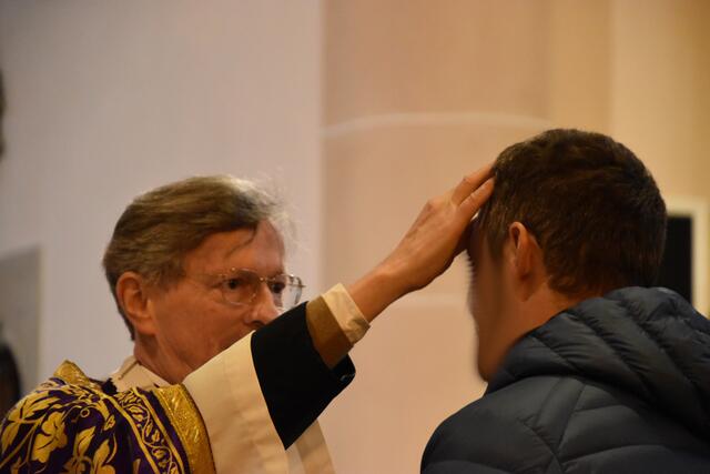 Bezeichnung mit dem Aschenkreuz "Bekehrt Euch und glaubt an das Evangelium". | Foto: Preineder