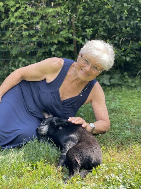 Nach vier Jahren endlich ein Zuhause: Die kleine Coco aus dem Welser Tierheim hat bei Eleonore Schreiner und ihrer Familie ein liebevolles Heim gefunden. | Foto: Schreiner