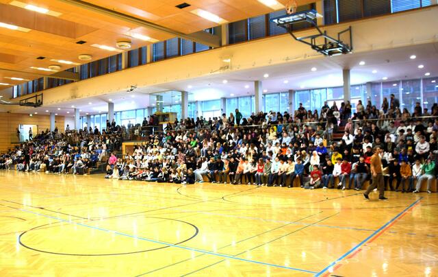 Eine bis auf den letzten Platz gefüllte Zuschauertribüne in der Sporthalle Kufstein Arena bei der Stocksport-Siegerehrung. | Foto: Schwaighofer