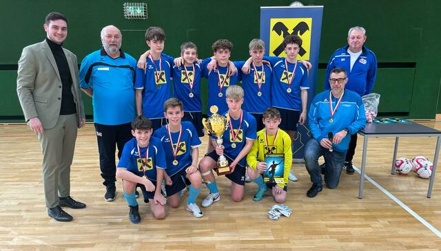 Die Sportmittelschüler aus Bad Kreuzen mit dem Siegerpokal. | Foto: Georg Leitenmayr