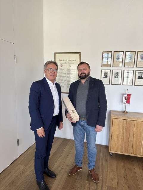 Im Herbst 2023 trafen sich Kufsteins Bürgermeister Martin Krumschnabel (l.) und Berezhanys Bürgermeister Rostyslav Bortnyk im Kufsteiner Rathaus. | Foto: Stadtgemeinde/Rauch-Lins