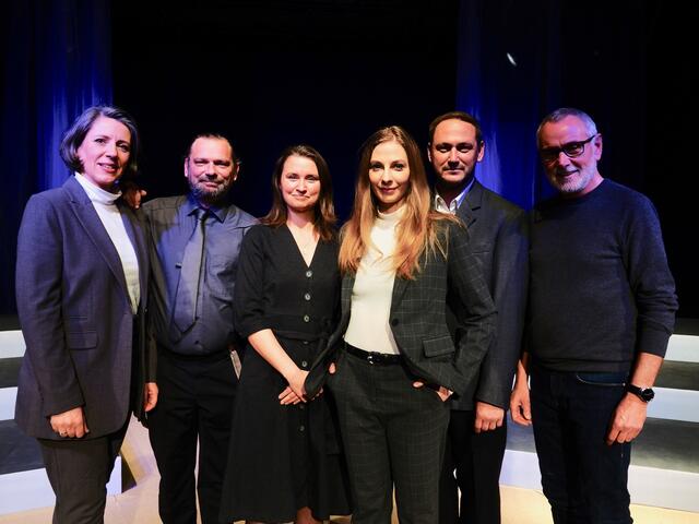 „Die verlorene Ehre der Katharina Blum" im THEO: (v.l.) Sigrid Sattler, Werner Halbedl, Julia Faßhuber, Ute Veronika Olschnegger, Christian Krall und Regisseur Peter Faßhuber.