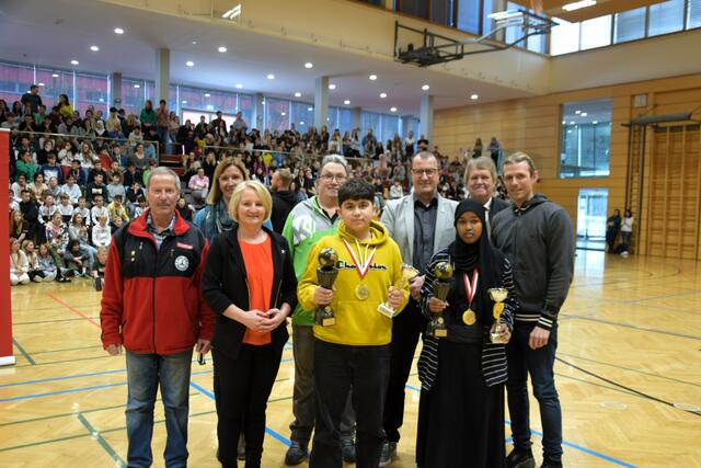 Schulmeister: Mustafa Arslan (gelb) und Iqra Ahmet (re. davon) mit Andi Aberger (grün), der Schulleitung und den Ehrengästen. | Foto: Schwaighofer