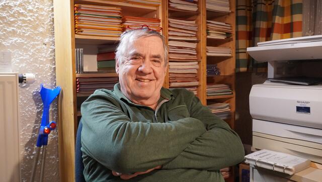 Blasmusik-Urgestein Franz Huber in seinem Musik-Kämmerchen. Hier schreibt und verwaltet er hunderte Notenblätter und Musikaufnahmen. | Foto: Johannes Brandner