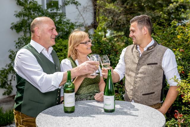 Hans, Herta und Thomas Zogsberger: Am Spanseder Hof in Aurolzmünster produzieren sie in bewährter Familientradition Most, Schnäpse und Säfte. | Foto: Zogsberger