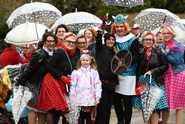 Bürgermeister Werner „Wickie“ Krammer mit den Caritas „Rockabilly“-Damen. | Foto: Stadt Waidhofen/Y.