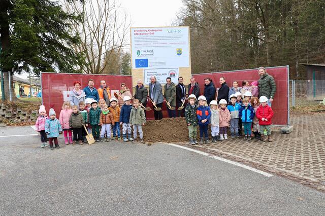 Mit einem offiziellen Spatenstich wurde das Projekt „Kindergartenzubau in der Marktgemeinde Kaindorf“ offiziell gestartet. | Foto: Alfred Mayer