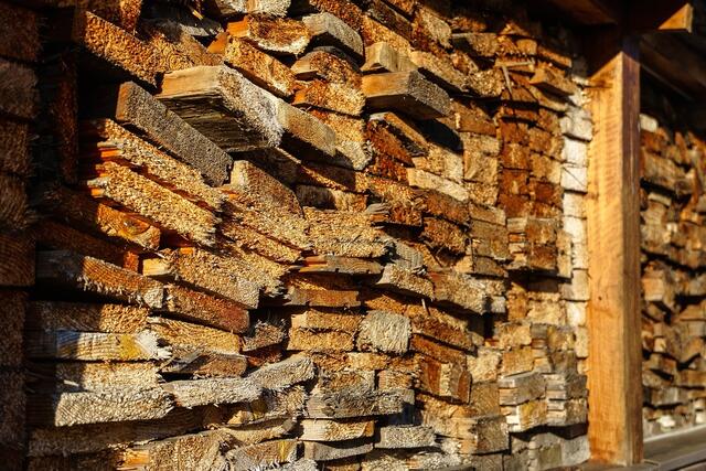 Bei einem Arbeitsunfall fielen zahlreiche Holzplatten auf einen Murauer. | Foto: Pixabay