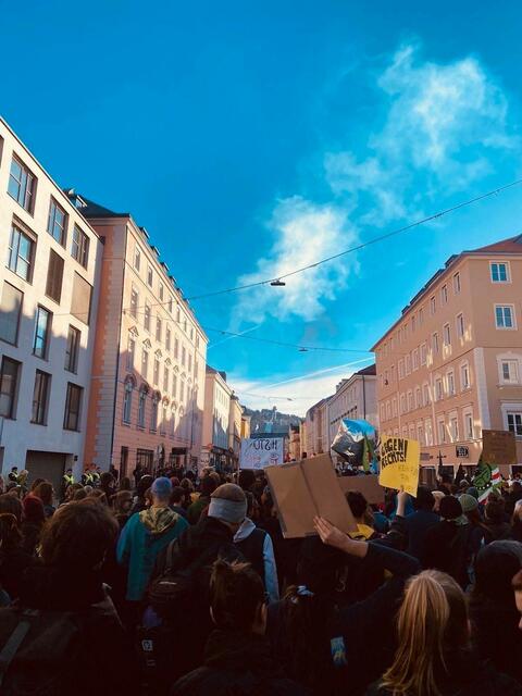 Über 1.000 Menschen waren bei der Demo dabei. | Foto: solidarity_ibk