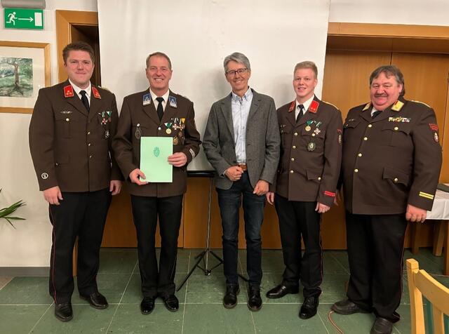 Reinhold Kaufmann (2.v.l.) erhielt die Katastrophenhilfsmedaille in Bronze. | Foto: FF Mettersdorf 
