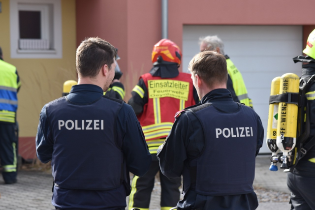 Auch die Polizei war beim Einsatz dabei. | Foto: Thomas Lenger, Monatrevue