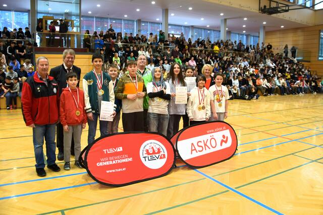Gerammelt volle Tribüne bei der größten Schulstocksport Veranstaltung in eineer Schule.  | Foto: Schwaighofer