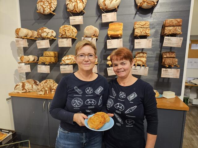 Elke und Maria raten den Kundinnen und Kunden von "brotsüchtig" wegen der angenehmen Süße zur Apfel-Zimt-Schnecke. | Foto: BRS/Püringer