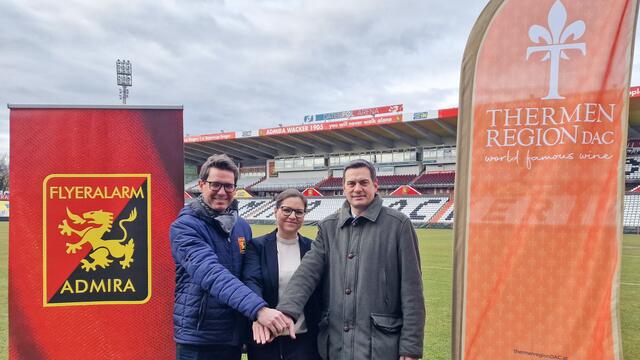 v.l.n.r. Niklas Belihart (Geschäftsführer FC Flyeralarm Admira), Katharina Wöhrleitner (Geschäftsführerin des Weinforums Thermenregion), Heinrich Hartl (Obmann des Weinforums Thermenregion)- | Foto: FC Flyeralarm Admira
