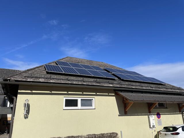 Photovoltaikanlagen am Dach des Roten Kreuz in Kirchberg.  | Foto: Martina Schweller