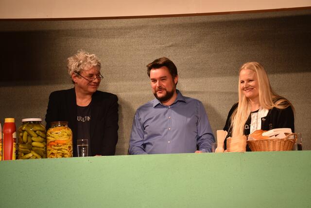 Auch Bgm. Josef Bucher ist voll der Freude über das neue Programm im Steudltenn. Bernadette Abendstein und Hakon Hirzenberger haben wieder ganz Arbeit geleistet.  | Foto: Haun