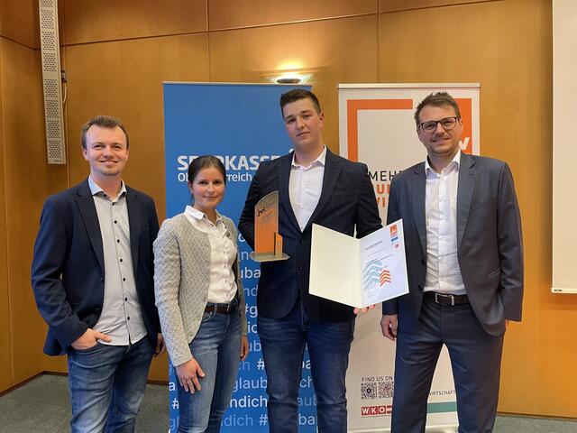 Der Gründerpreis der Jungen Wirtschaft Perg wurde zuletzt am 20. April 2023 vergeben: Bezirkschef Andreas Pfeiffer (rechts) und seine Stellvertreter Moritz Aschauer und Franziska Scheuwimmer ehrten Forst- und Baumpfleger Martin Peterseil aus Mauthausen.