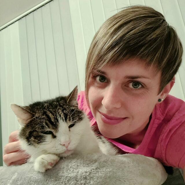 Viktoria Kaiblinger hat Katzenopa Burzel bei sich ein neues Zuhause gegeben. Die beiden sind ein Herz und eine Seele. | Foto: Viktoria Kaiblinger