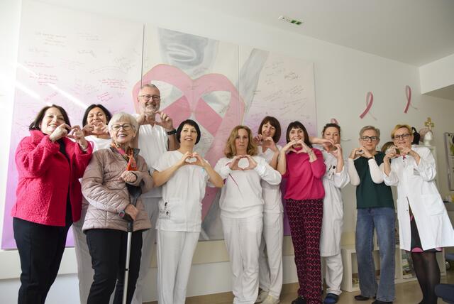 Das ärztliche und pflegerische Team des Brustgesundheitszentrums im Krankenhaus der Barmherzigen Brüder Eisenstadt freut sich über die großzügige Leihgabe.   | Foto: Krankenhaus der Barmherzigen Brüder