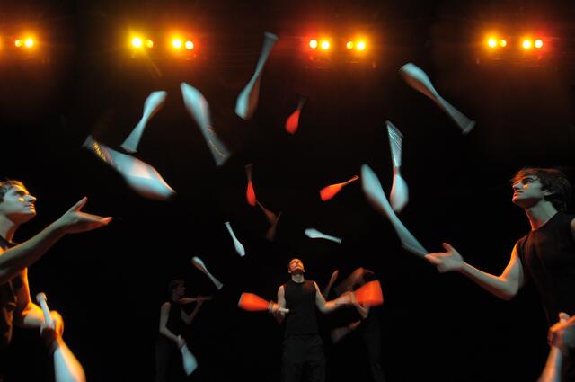 Jonglissimo hat mit seinem Mix aus Weltklasse-Jonglage und Technologie internationale Bekanntheit erlangt.  | Foto: Traumfabrik by Juliane Zitzlsperger