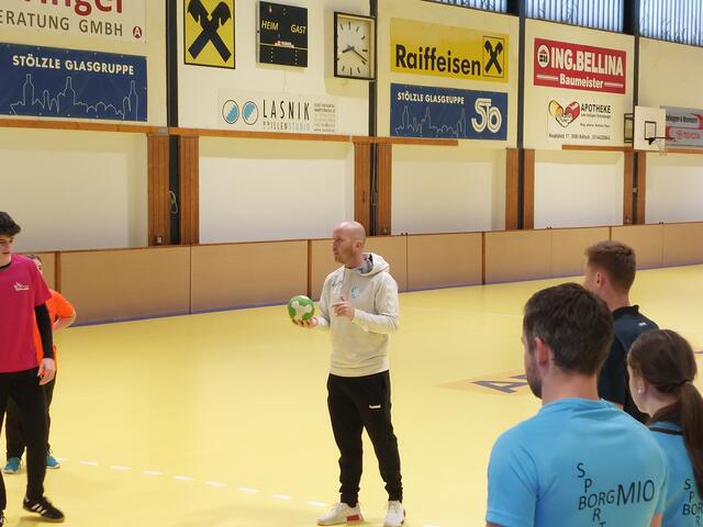 Robert Weber gab Tipps und Tricks rund um den Handballsport. | Foto: Scherr
