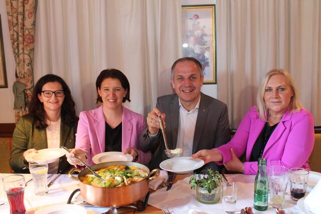 Elisabeth Gneißl, Michaela Langer-Weninger, Christian Mader und Angelika Winzig (v.l.) beim Rindfleischessen im Gasthof Lindner. | Foto: Rabl