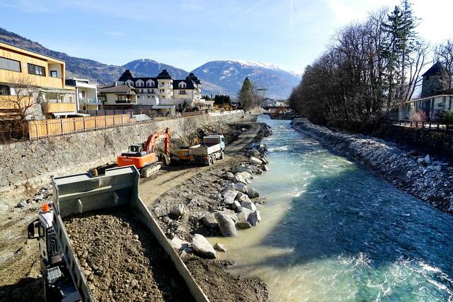 Auf Hochtouren arbeiten derzeit die Bagger im unteren Bereich der Isel in Lienz. | Foto: Stadt Lienz/Bernd Lenzer