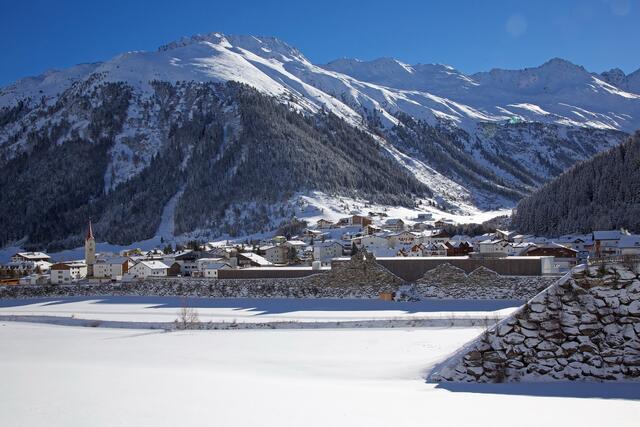 Millionen flossen in die Sicherheit: Die 345 Meter lange und 19 Meter hohe Schutzmauer. | Foto: Günter Wett