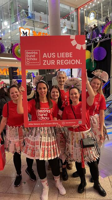 Der BezirksRundSchau-Faschingstrupp mischte sich in der PlusCity unter die Narren. 
 | Foto: BezirksRundSchau