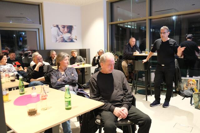 Beim ersten Treffen des ARTforum spricht Ewald Hinteregger über Fragen des Aquarellierens. | Foto: Lia Buchner
