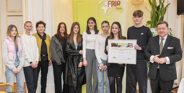 Die LR Ursula Lackner (3.v.l.) und Werner Amon mit Eva Scheibelhofer-Schroll (4.v.l.) und dem Drama &amp; Dance Ensemble  MS &amp; ORG Laßnitzhöhe | Foto: privat