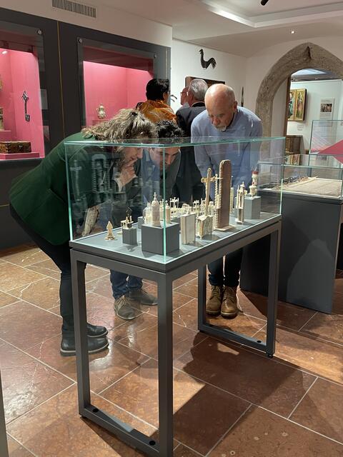 Die geladenen Gäste waren sehr angetan von der neugestalteten Ausstellung und inspizierten die einzelnen Schätze ganz genau. | Foto: Sarah Braun